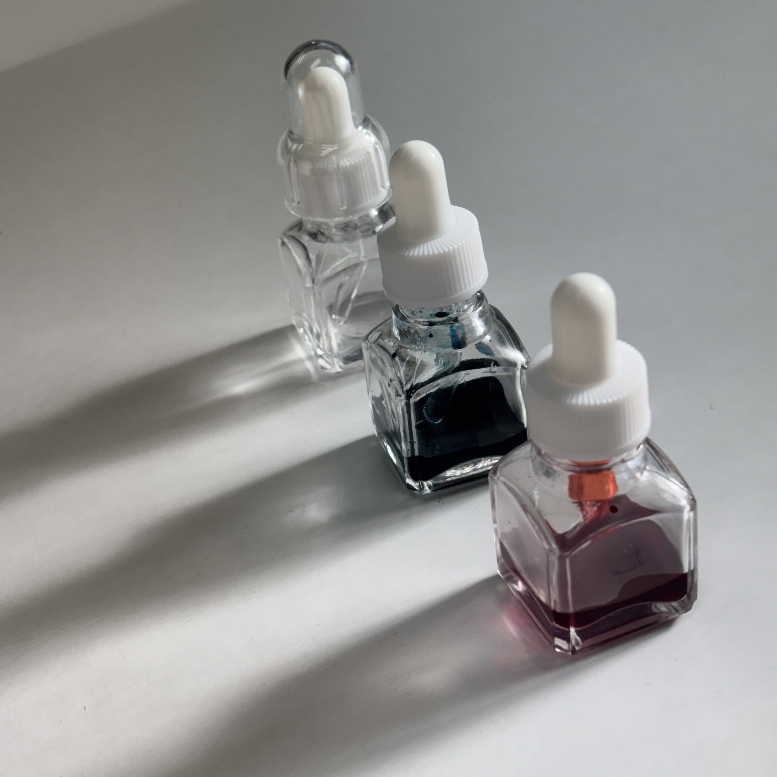 スポイト薬瓶（全5色）｜最後の一滴まで使いやすく。アロマやインクの精密な計量と保存に