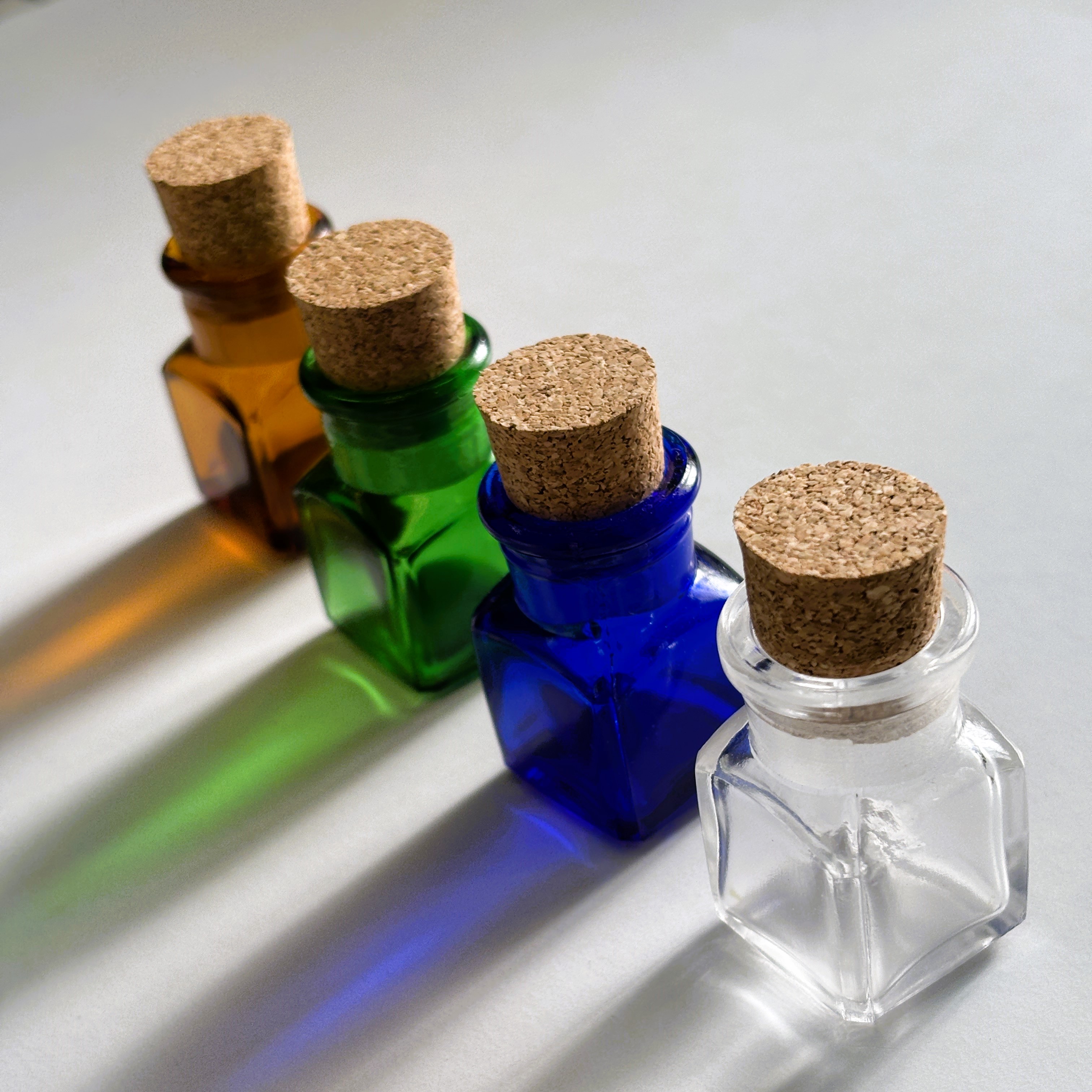 コルク栓薬瓶（全7色）｜医療用ガラスをモダンに再編集。アロマや小分け保存に最適なボトル