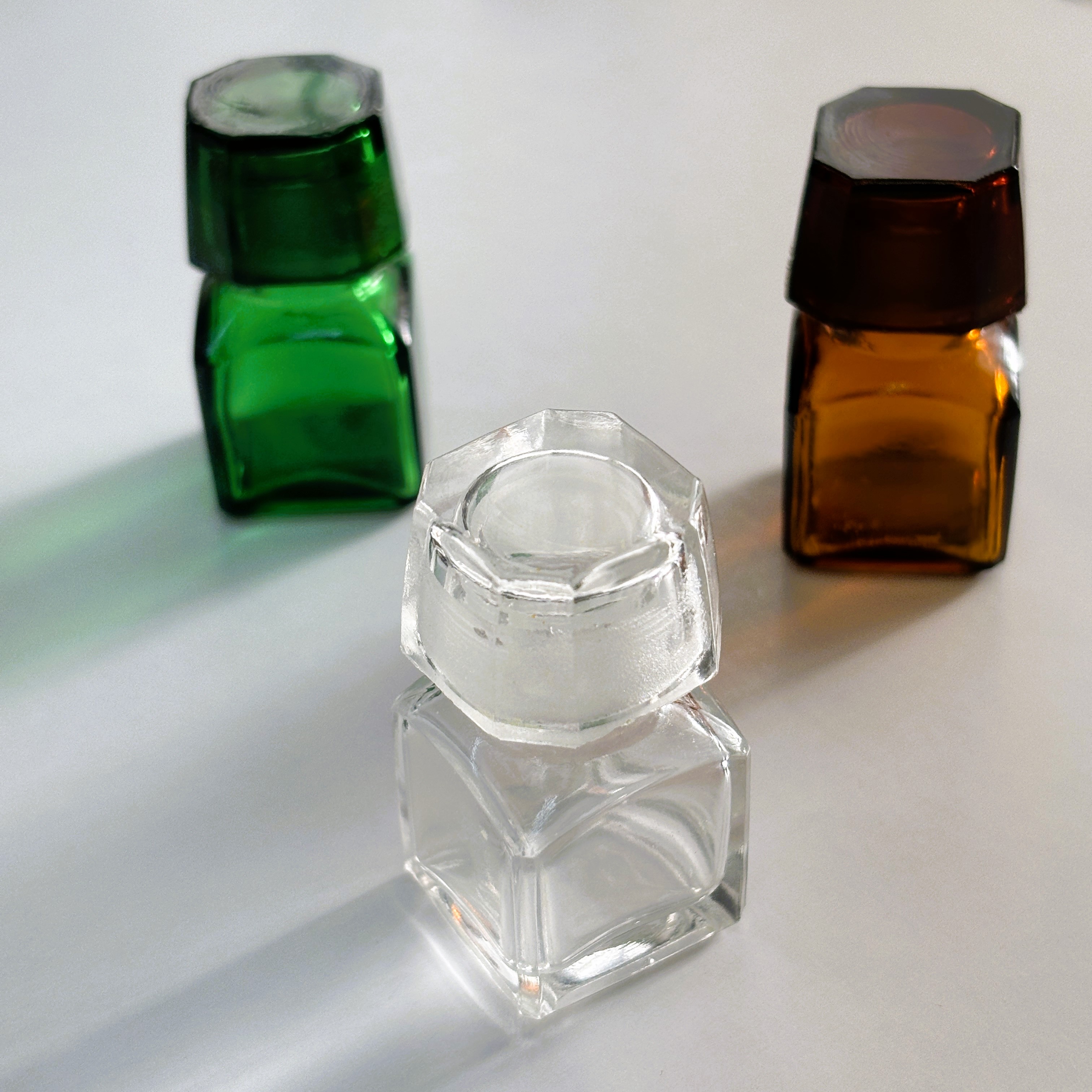 角フタ薬瓶（全3色）｜昭和50年前の設計が息づく。逆さにして器にもなる精巧なデッドストック
