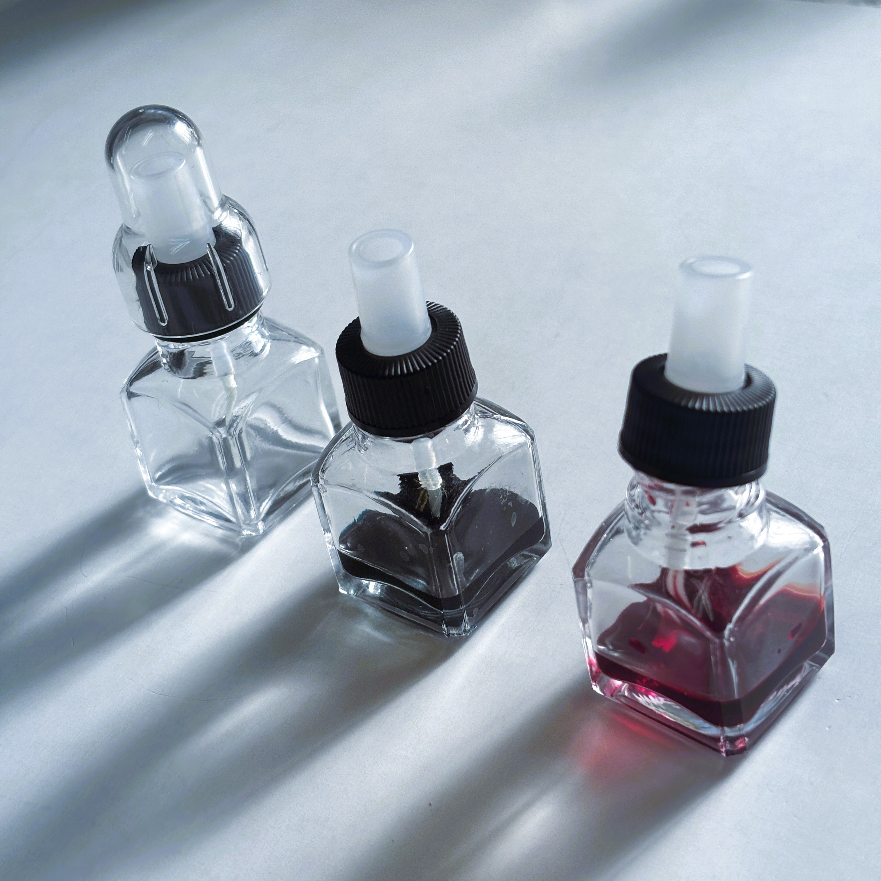 ハケ付き薬瓶(全5色)|筆洗い不要でそのまま使える。クラフト・補修・手作りコスメの塗布に