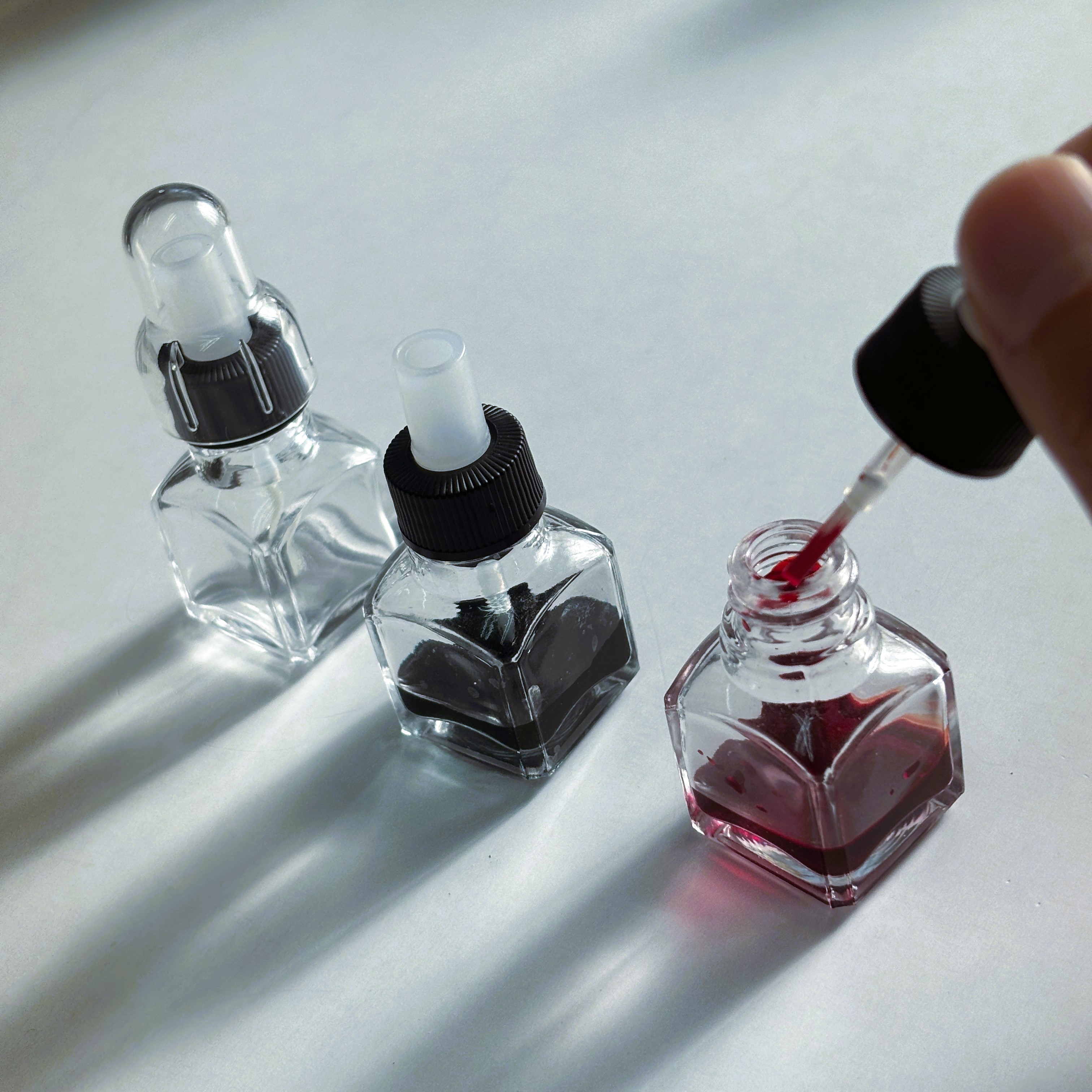 ハケ付き薬瓶（全5色）｜筆洗い不要でそのまま使える。クラフト・補修・手作りコスメの塗布に - 画像 (2)