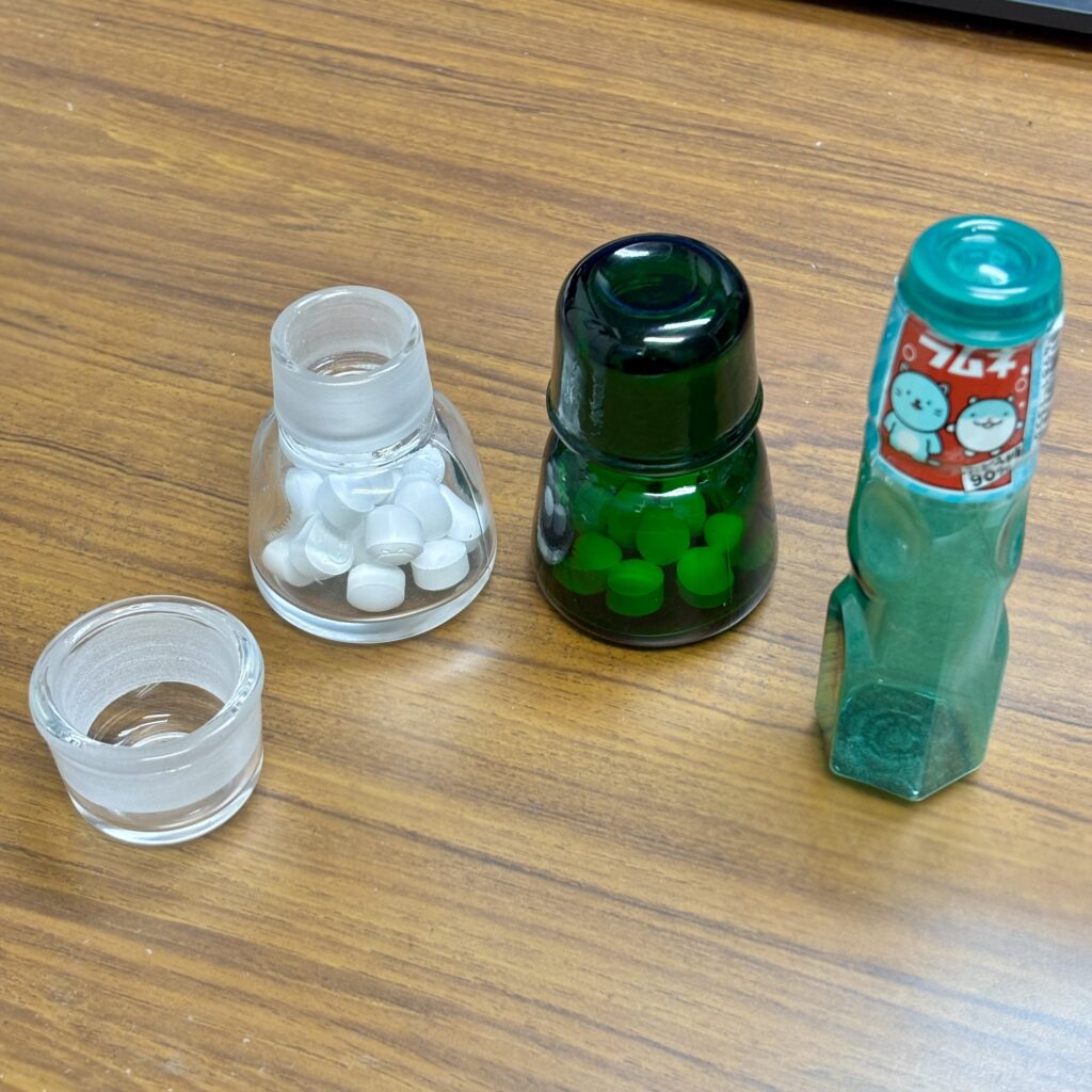 ラムネ菓子を詰めたレトロな丸型薬瓶