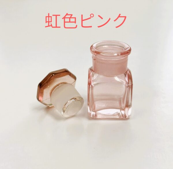 デッドストック薬瓶（全4色）｜ホワイト・イエロー・ピンク・虹色ピンクの昭和期色ガラス瓶 - 画像 (7)