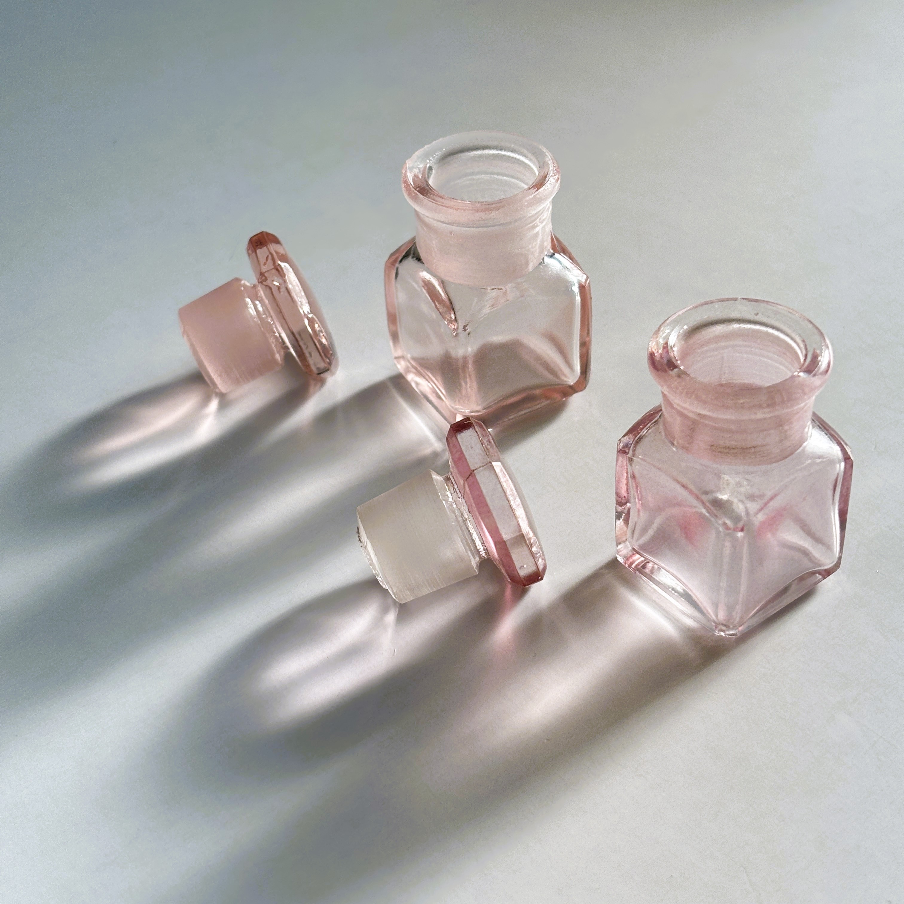 ピンク薬瓶 比較セット（2本組）｜虹色ピンクと通常ピンク。希少なデッドストックの色味を楽しむ - 画像 (2)