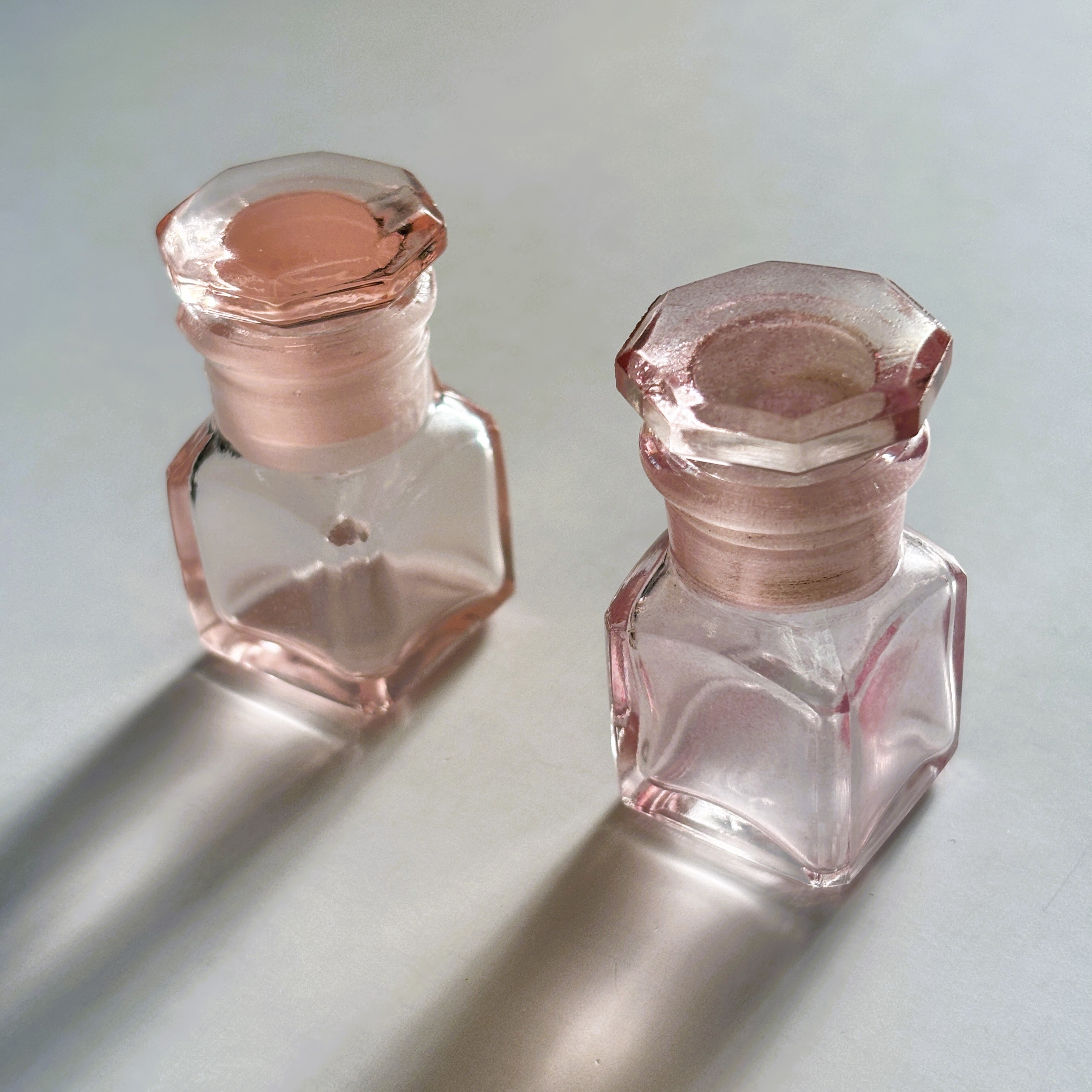 ピンク薬瓶 比較セット(2本組)|虹色ピンクと通常ピンク。希少なデッドストックの色味を楽しむ