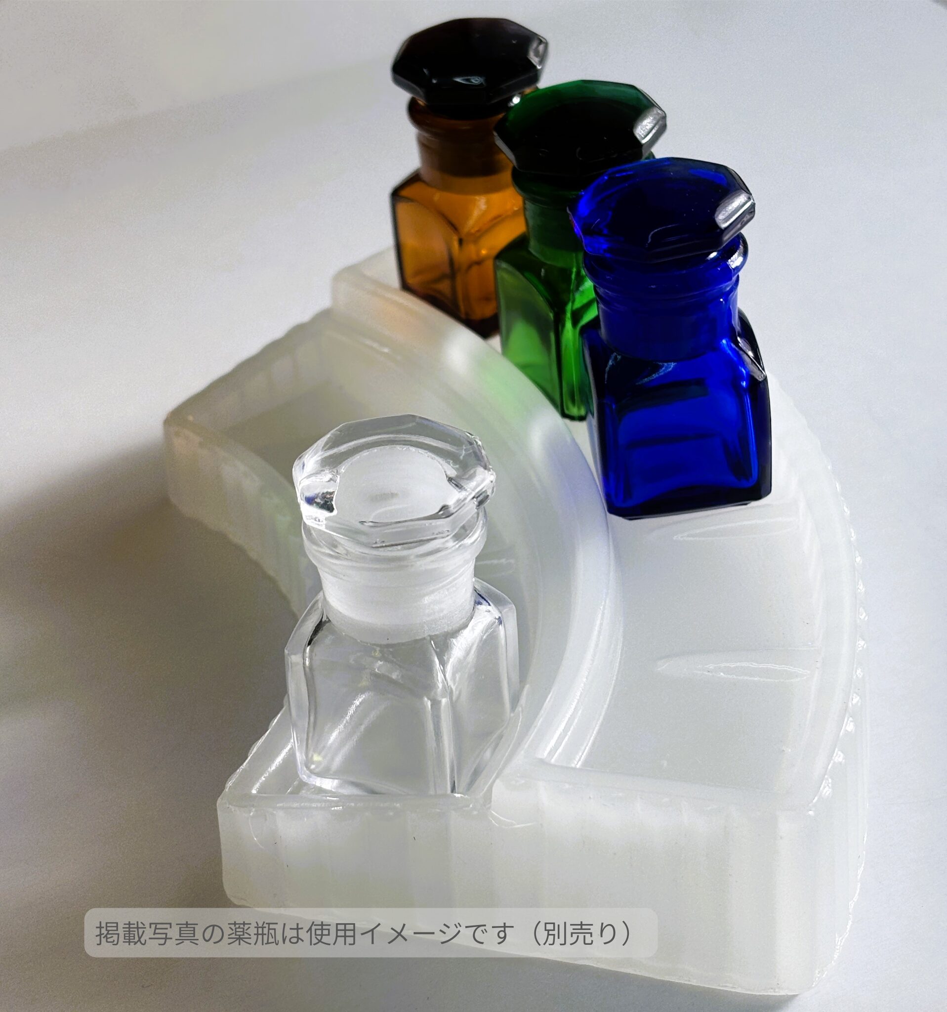 ガラス製薬瓶スタンド（6・9・10本用）｜乳白色の美しい台座。薬瓶を上品に整えるディスプレイ什器 - 画像 (4)