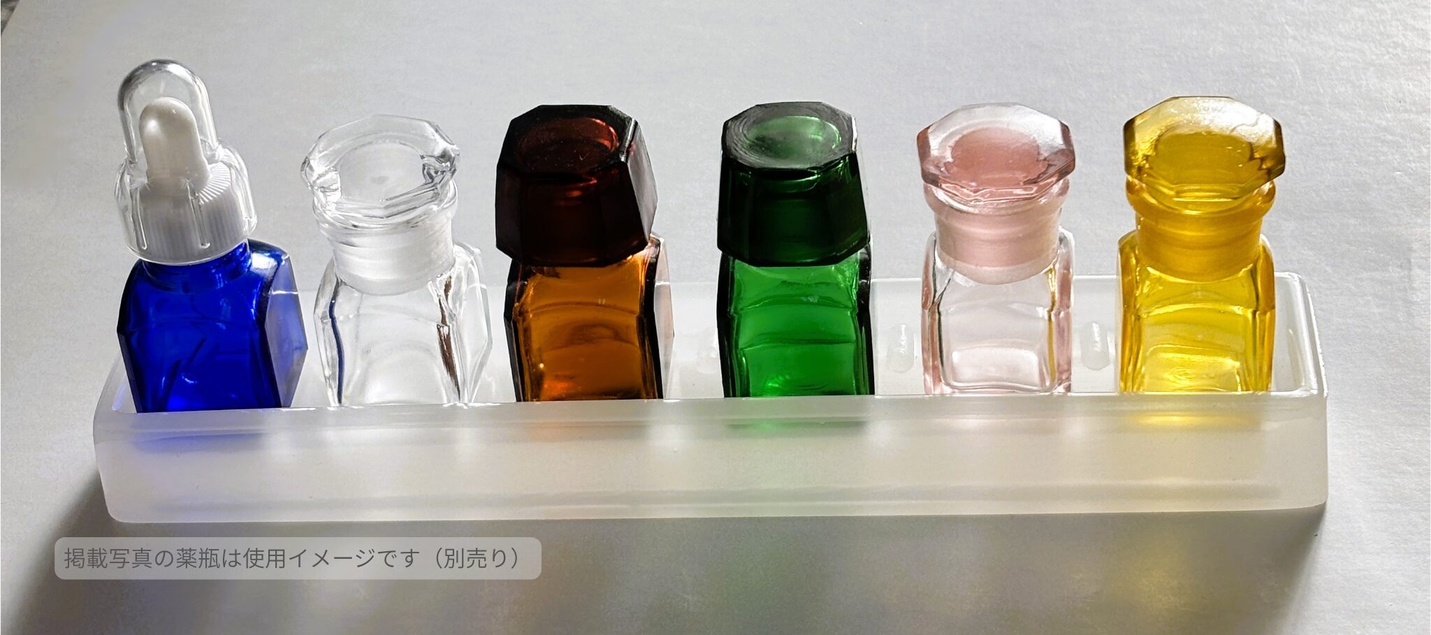 ガラス製薬瓶スタンド（6・9・10本用）｜乳白色の美しい台座。薬瓶を上品に整えるディスプレイ什器 - 画像 (2)