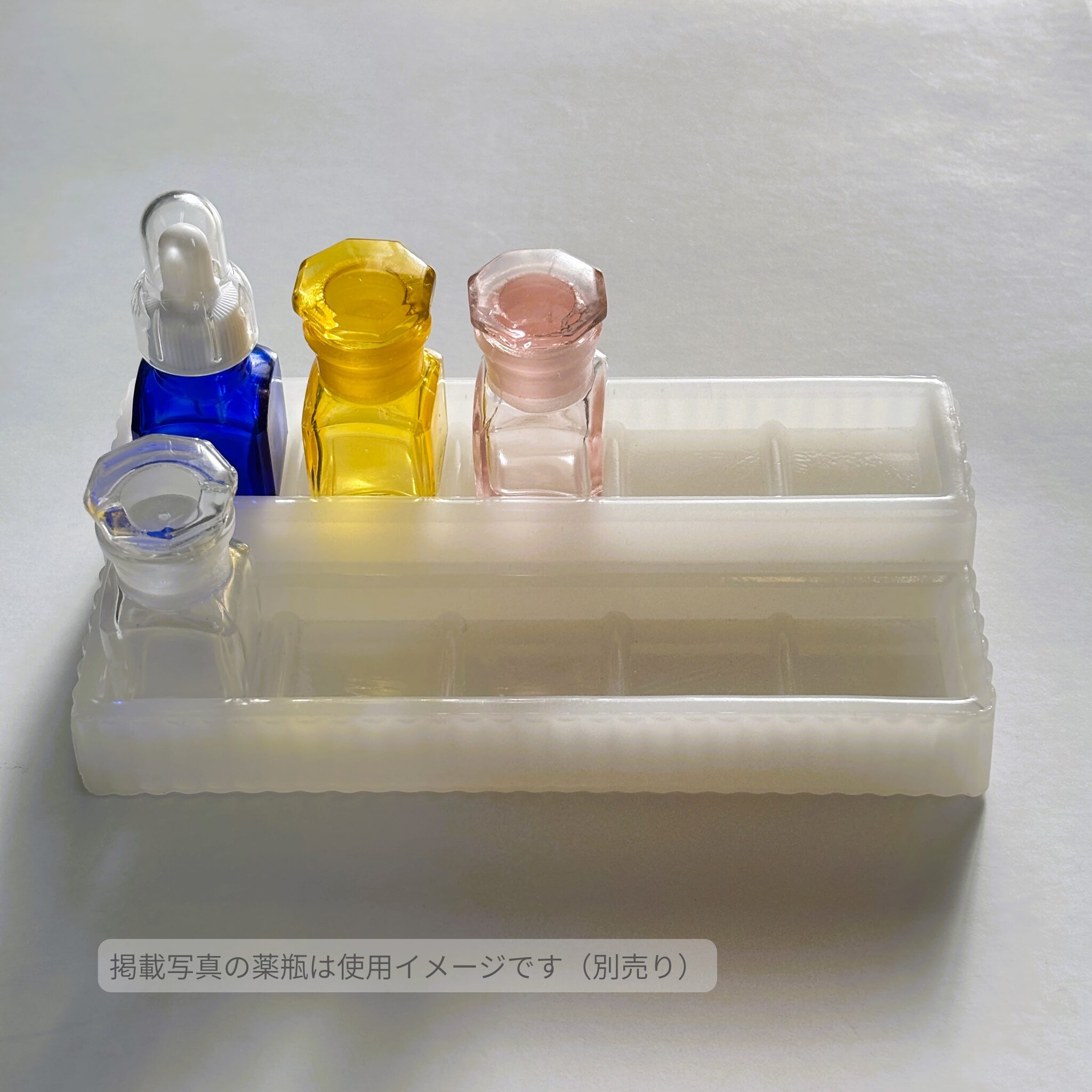 ガラス製薬瓶スタンド（6・9・10本用）｜乳白色の美しい台座。薬瓶を上品に整えるディスプレイ什器 - 画像 (5)