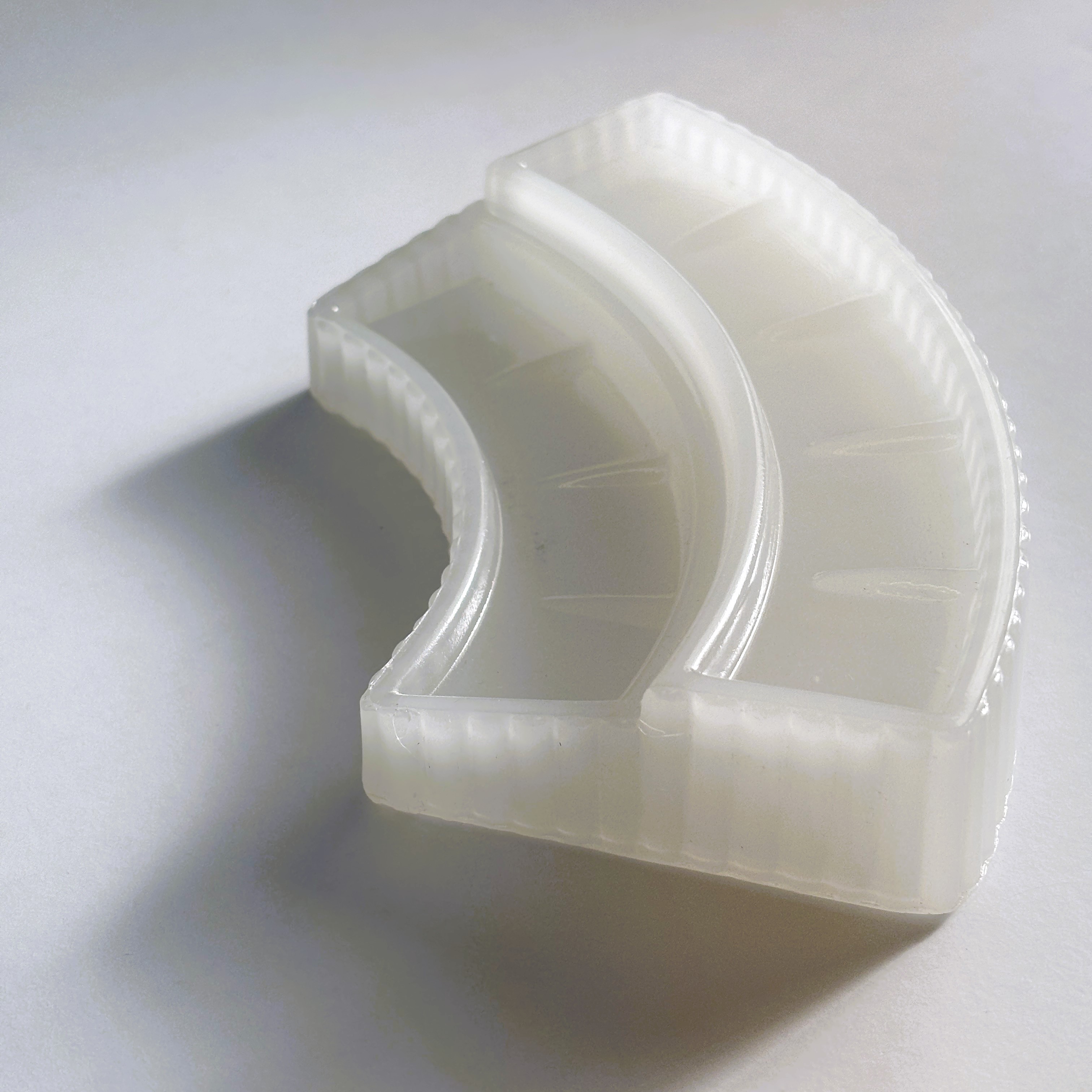 ガラス製薬瓶スタンド（6・9・10本用）｜乳白色の美しい台座。薬瓶を上品に整えるディスプレイ什器 - 画像 (3)