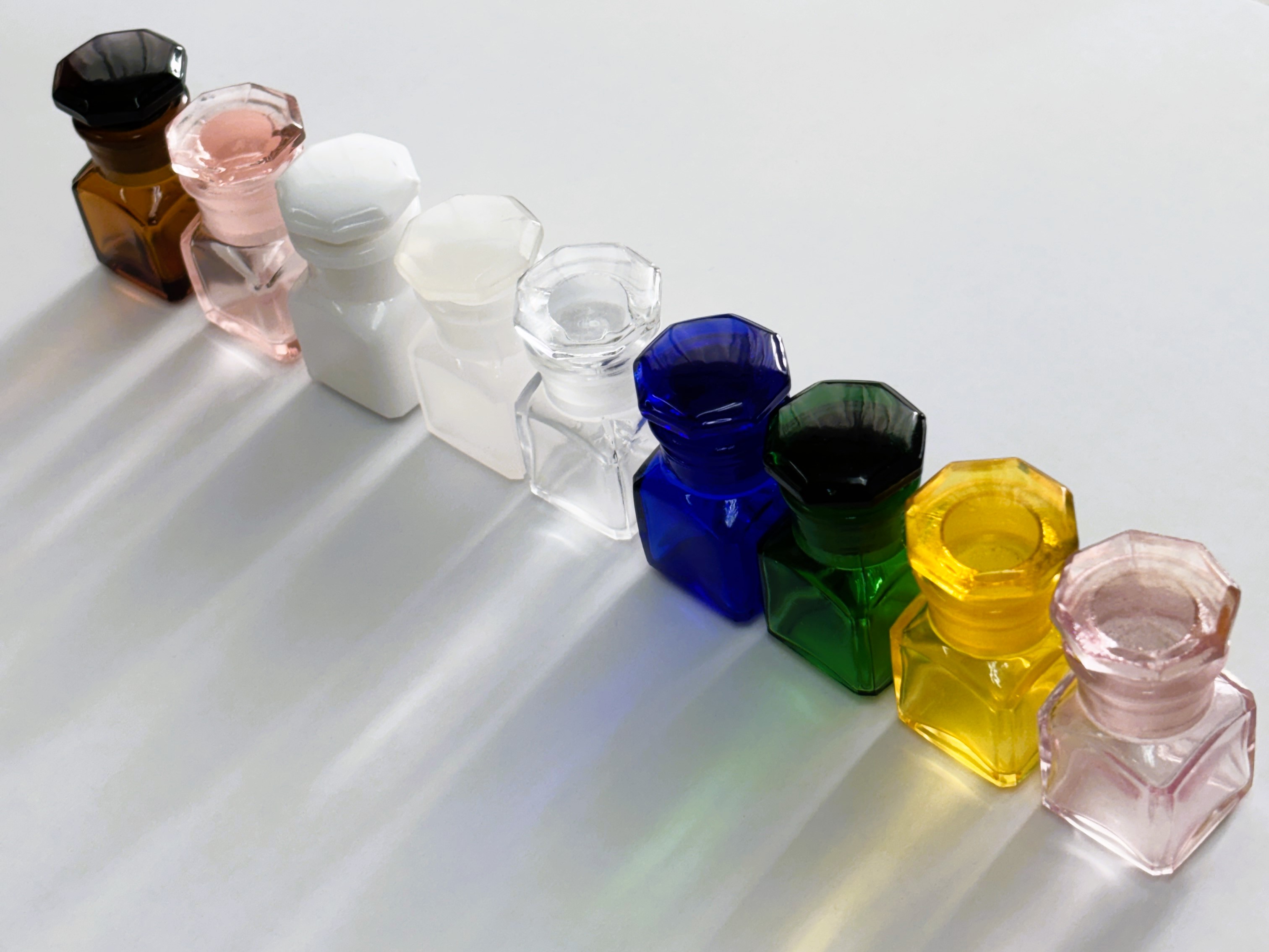 小さな薬瓶（全9色）｜インク・アロマ・小物入れに。昭和デッドストックを含むガラスボトル