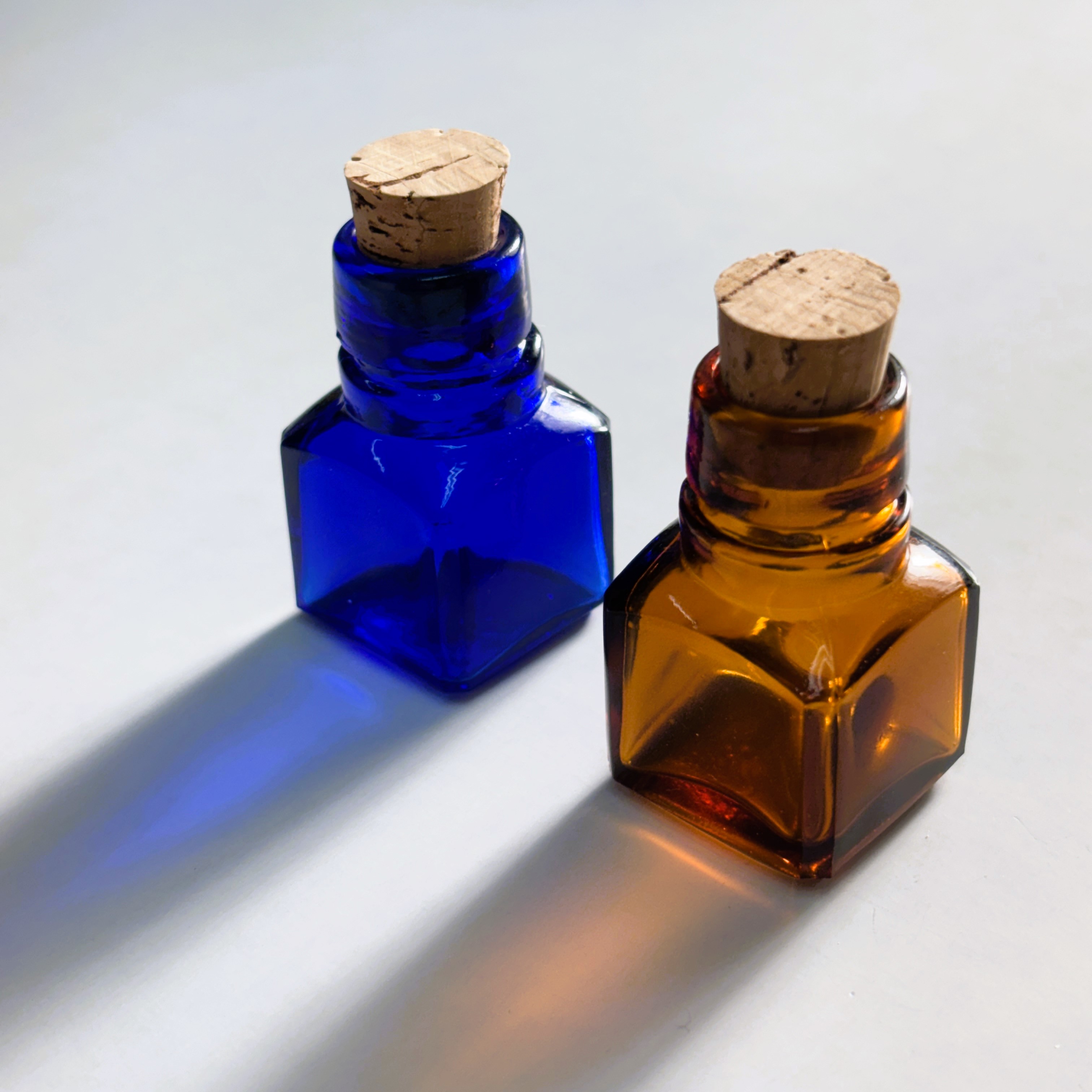 角フタ薬瓶　コルク栓仕様（全2色）｜昭和デッドストックの造形ガラス瓶 - 画像 (2)
