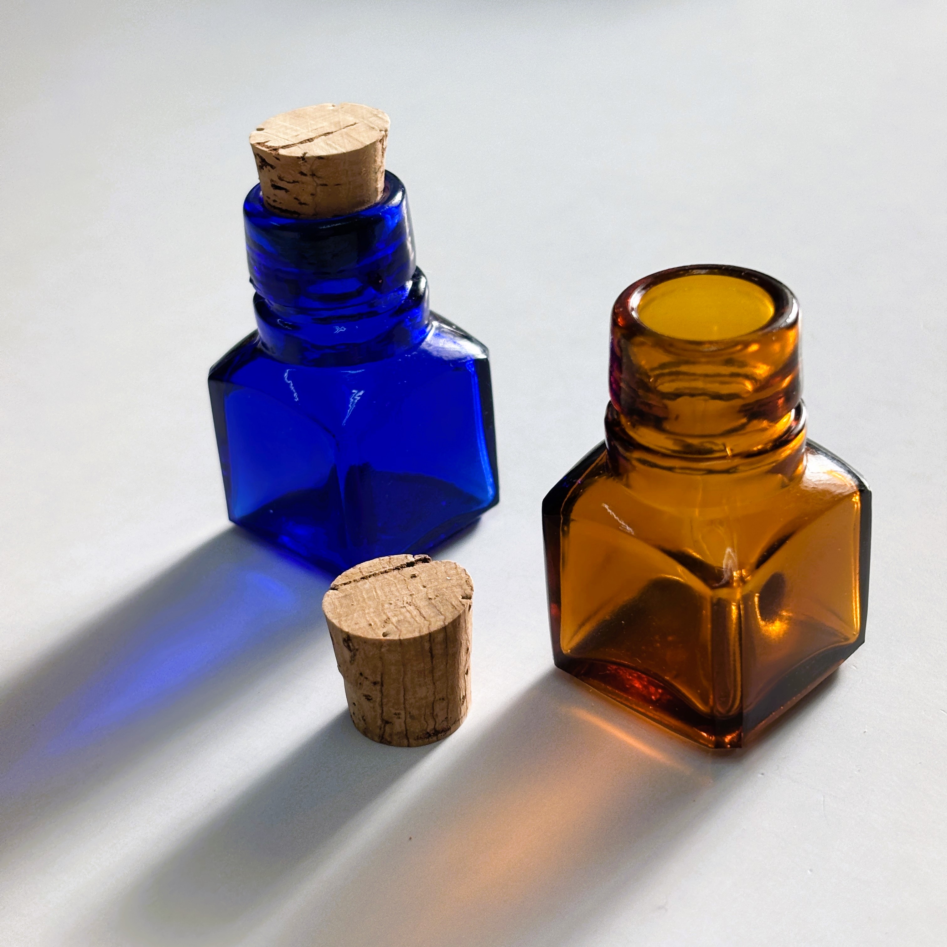 角フタ薬瓶 コルク栓仕様(全2色)|昭和デッドストックの造形ガラス瓶