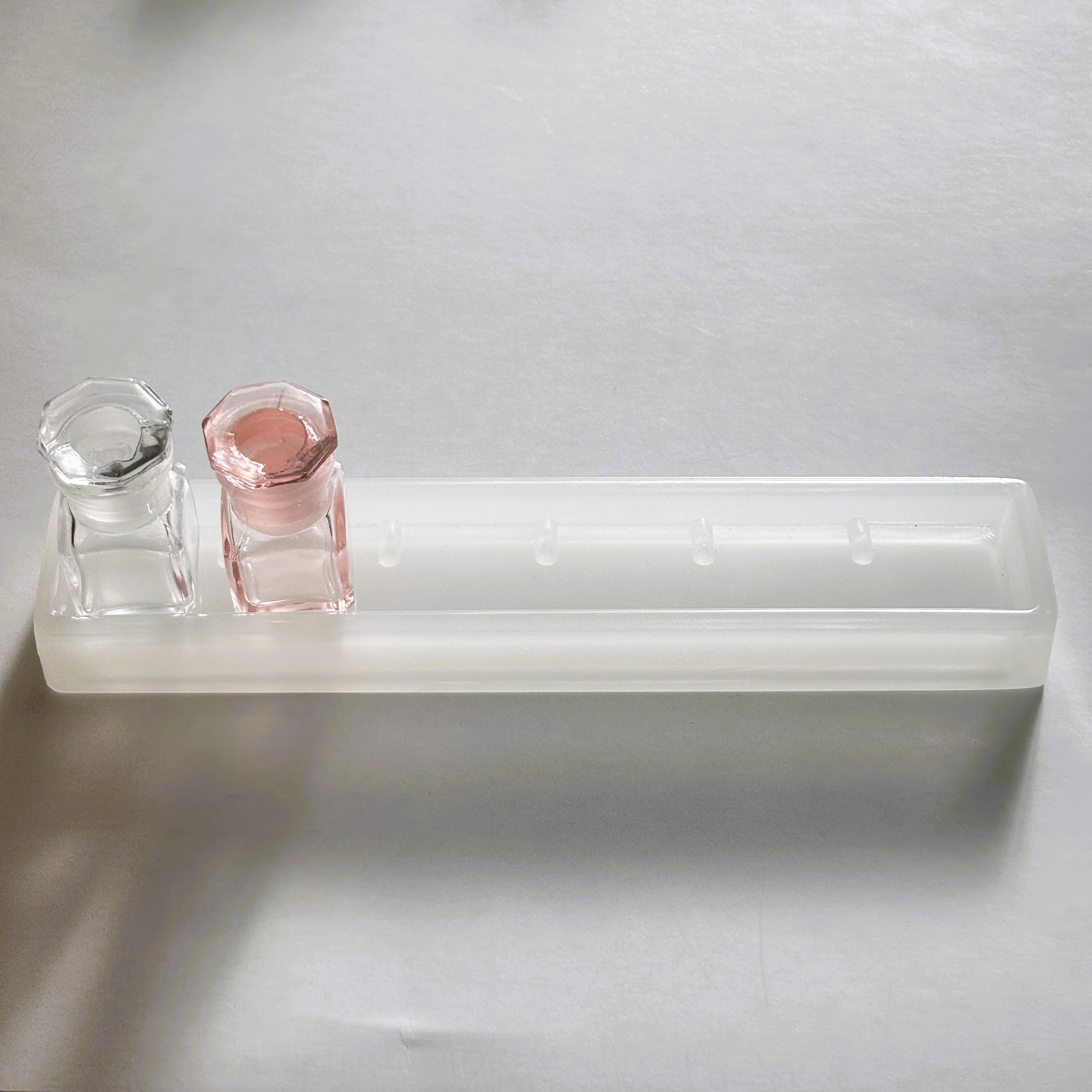 ガラス製薬瓶スタンド(6・9・10本用)|乳白色の美しい台座。薬瓶を上品に整えるディスプレイ什器