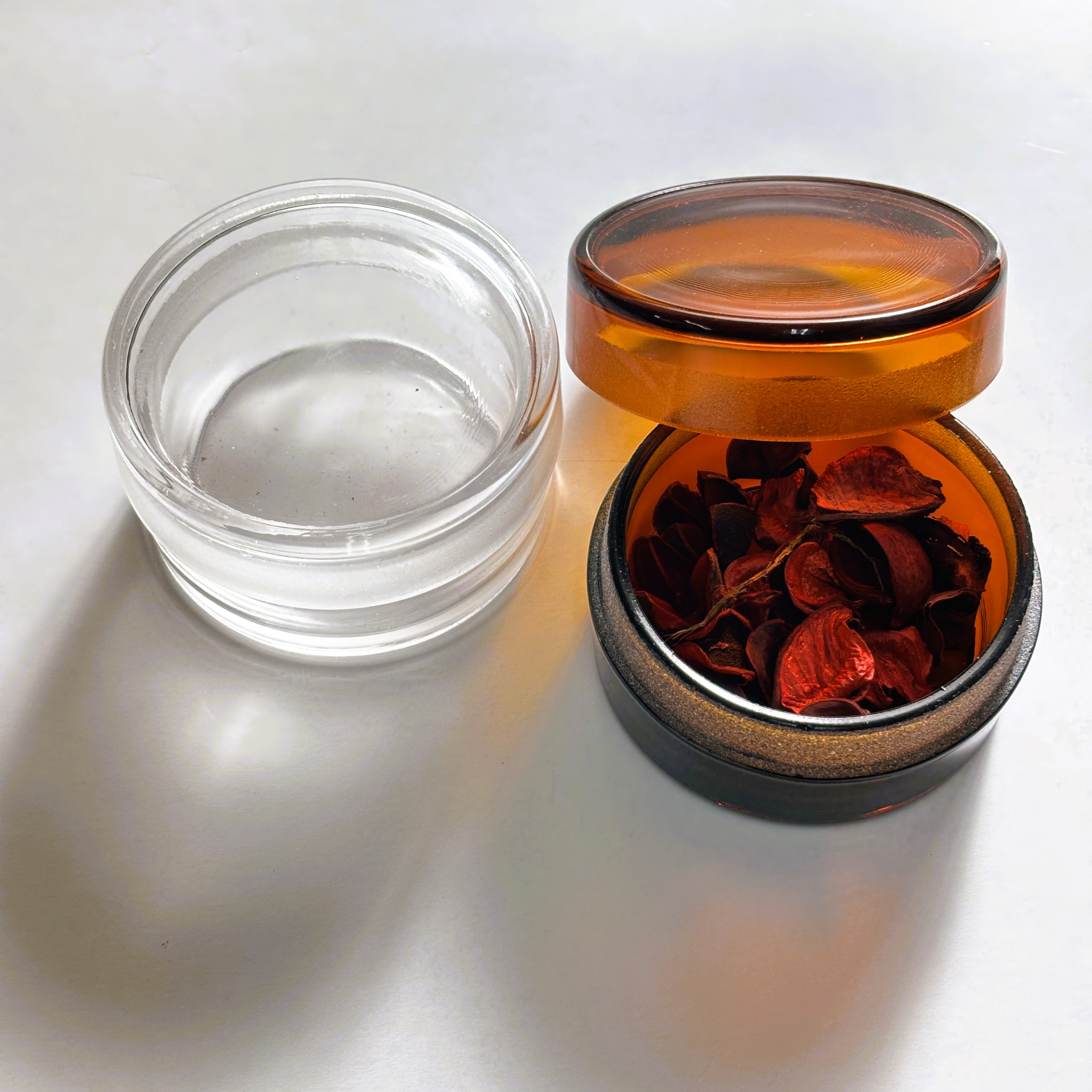 ガラスシャーレ(フタ付き・9cm/全2色)|すり合わせ加工の機能美。アクセサリーや素材を「見せて」守る保存容器 - 画像 (2)