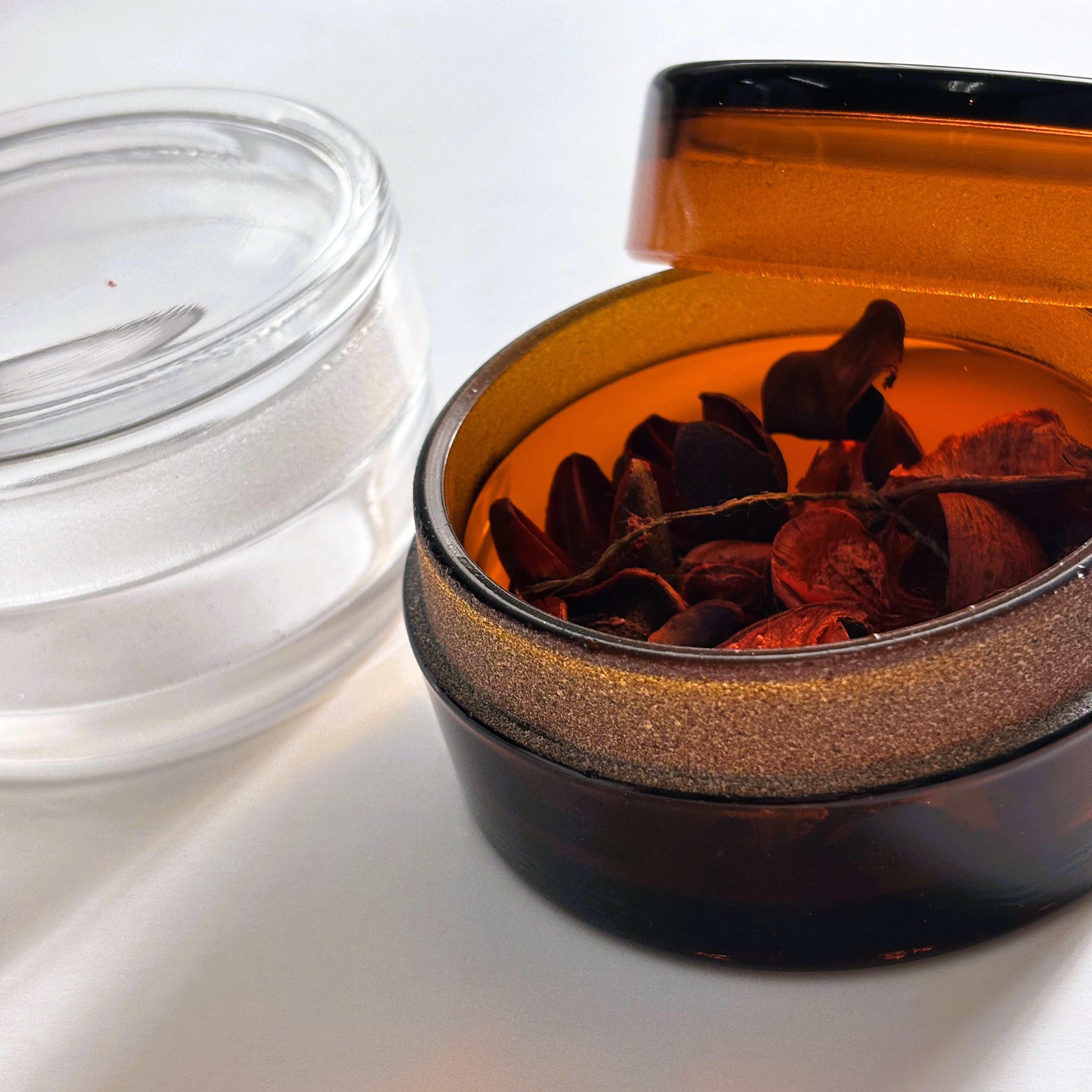 ガラスシャーレ(フタ付き・9cm/全2色)|すり合わせ加工の機能美。アクセサリーや素材を「見せて」守る保存容器 - 画像 (3)