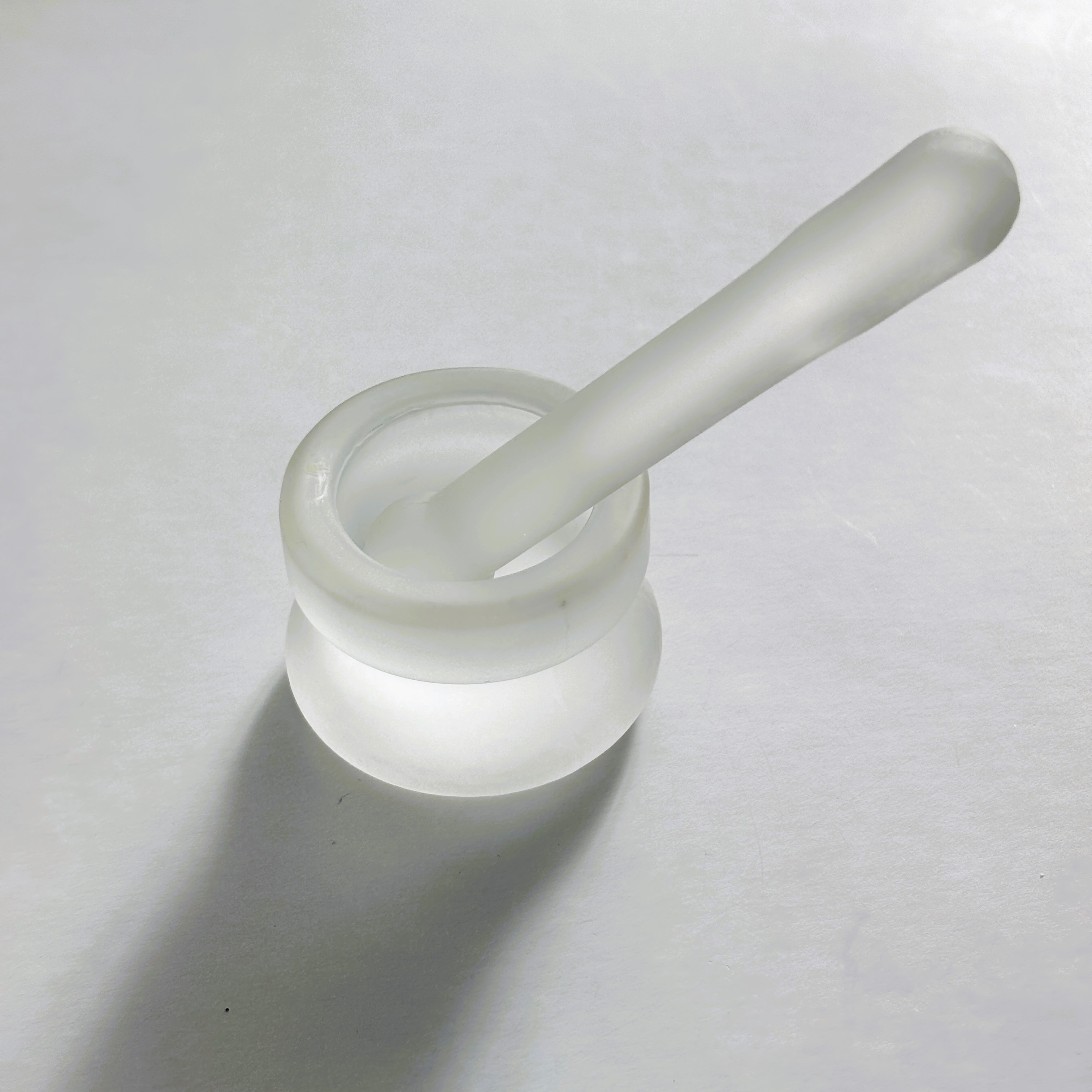 コーク型乳鉢と乳棒セット|くびれのある愛らしい曲線美。手のひらに馴染むレトロな佇まいのすりガラス容器