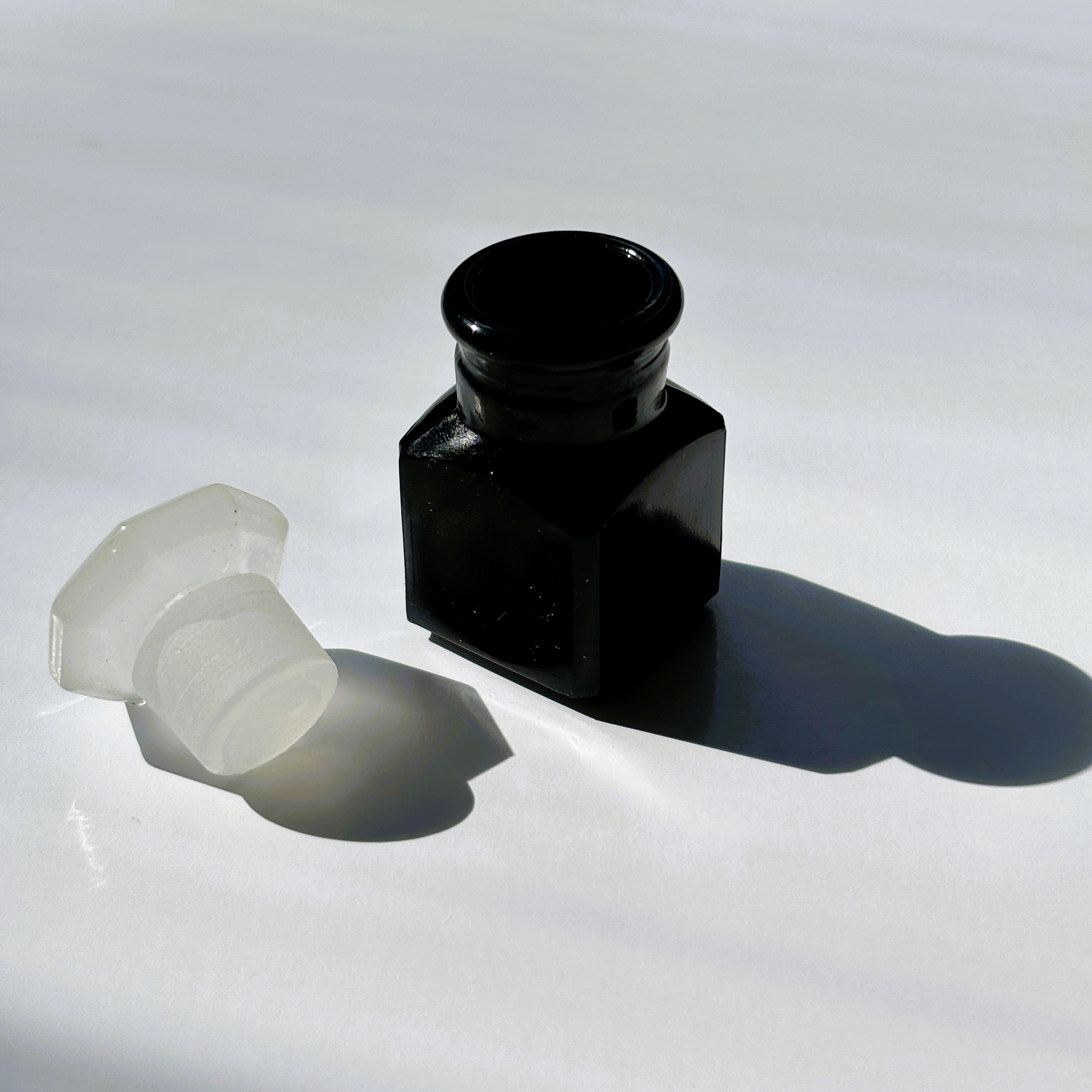 モノトーン薬瓶2本セット｜黒いガラスと2種類の乳白栓を楽しむ公式限定セット - 画像 (5)