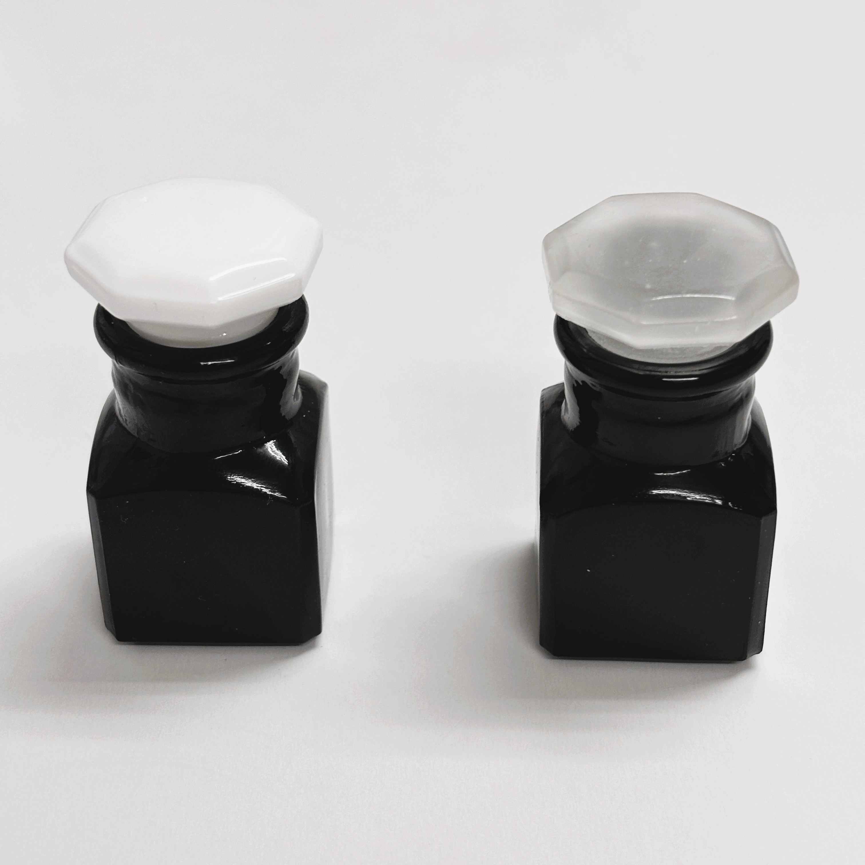 モノトーン薬瓶2本セット｜黒いガラスと2種類の乳白栓を楽しむ公式限定セット - 画像 (2)
