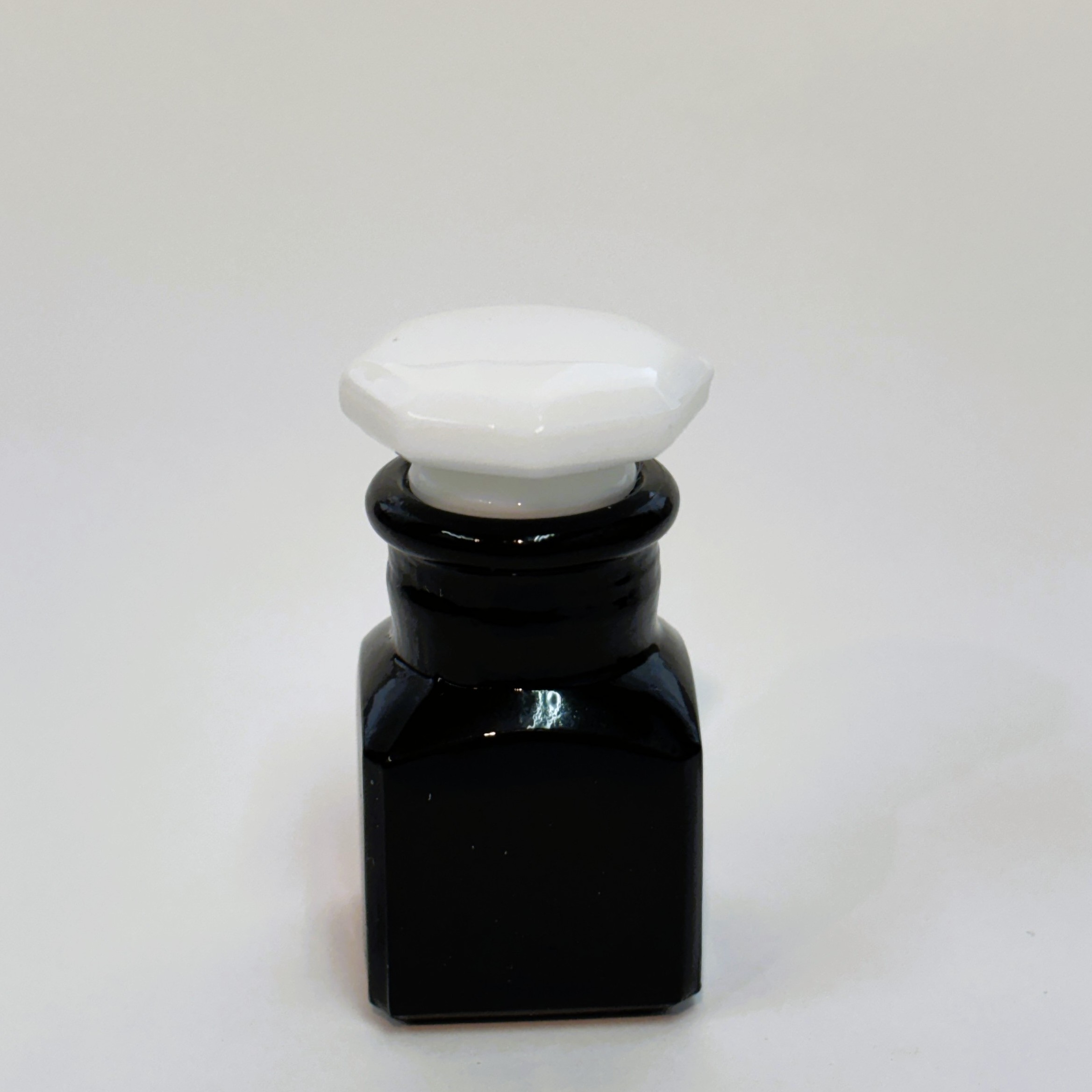 モノトーン薬瓶2本セット｜黒いガラスと2種類の乳白栓を楽しむ公式限定セット - 画像 (3)