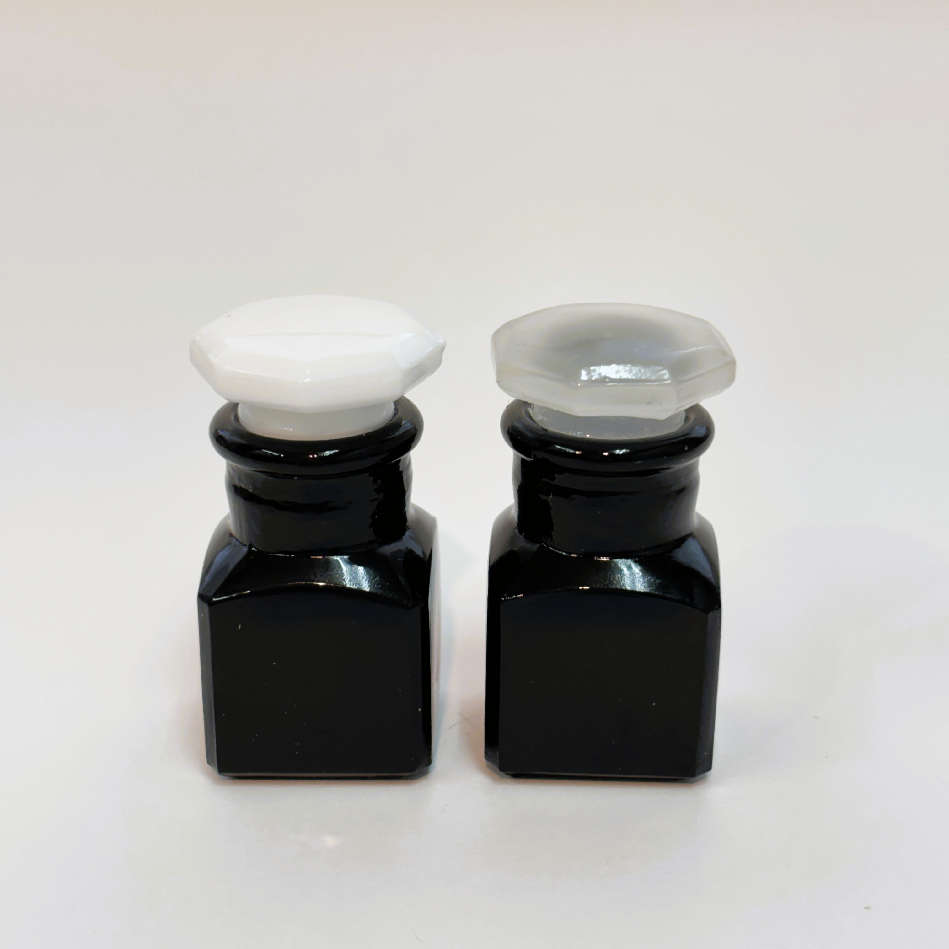 モノトーン薬瓶2本セット｜黒いガラスと2種類の乳白栓を楽しむ公式限定セット