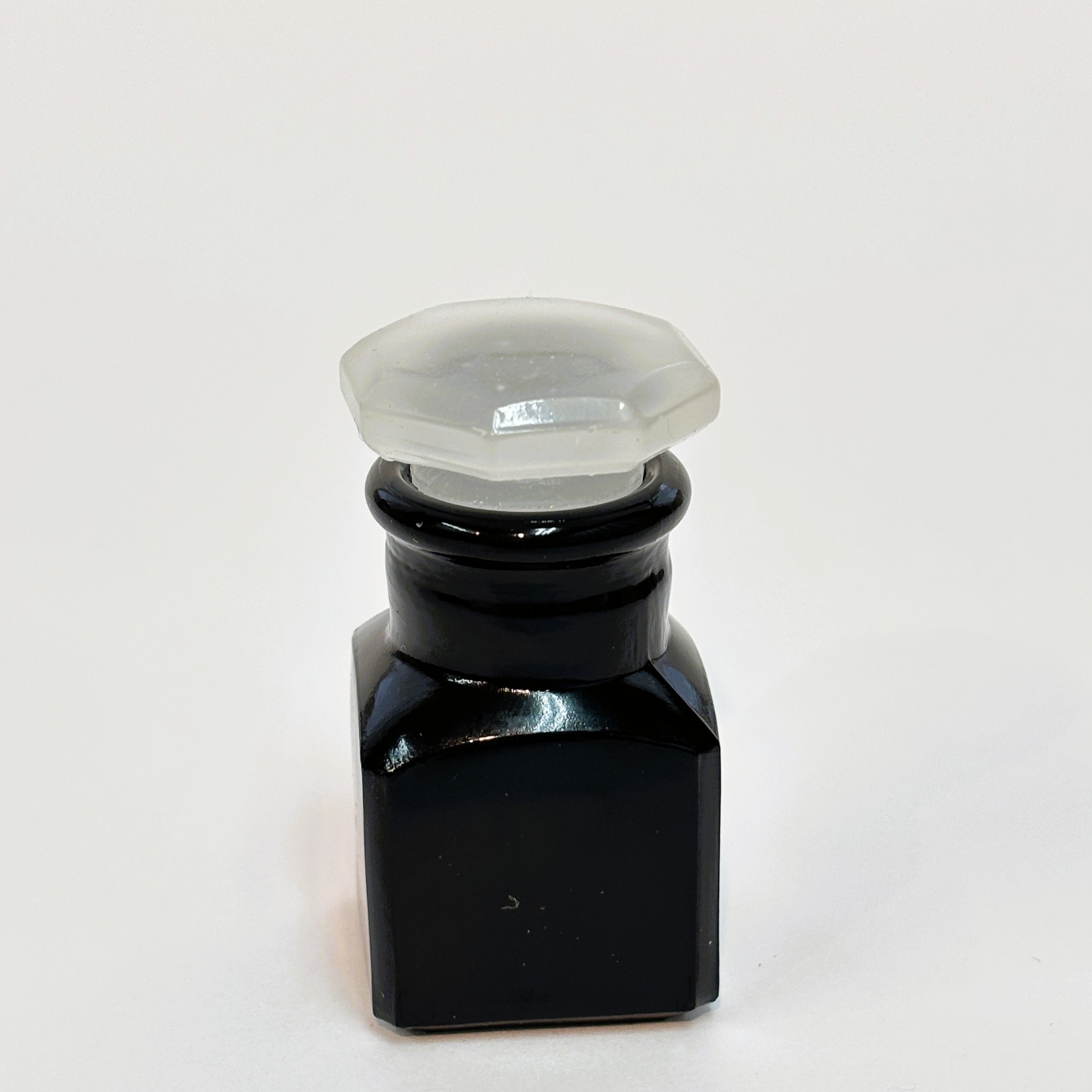 モノトーン薬瓶2本セット｜黒いガラスと2種類の乳白栓を楽しむ公式限定セット - 画像 (4)